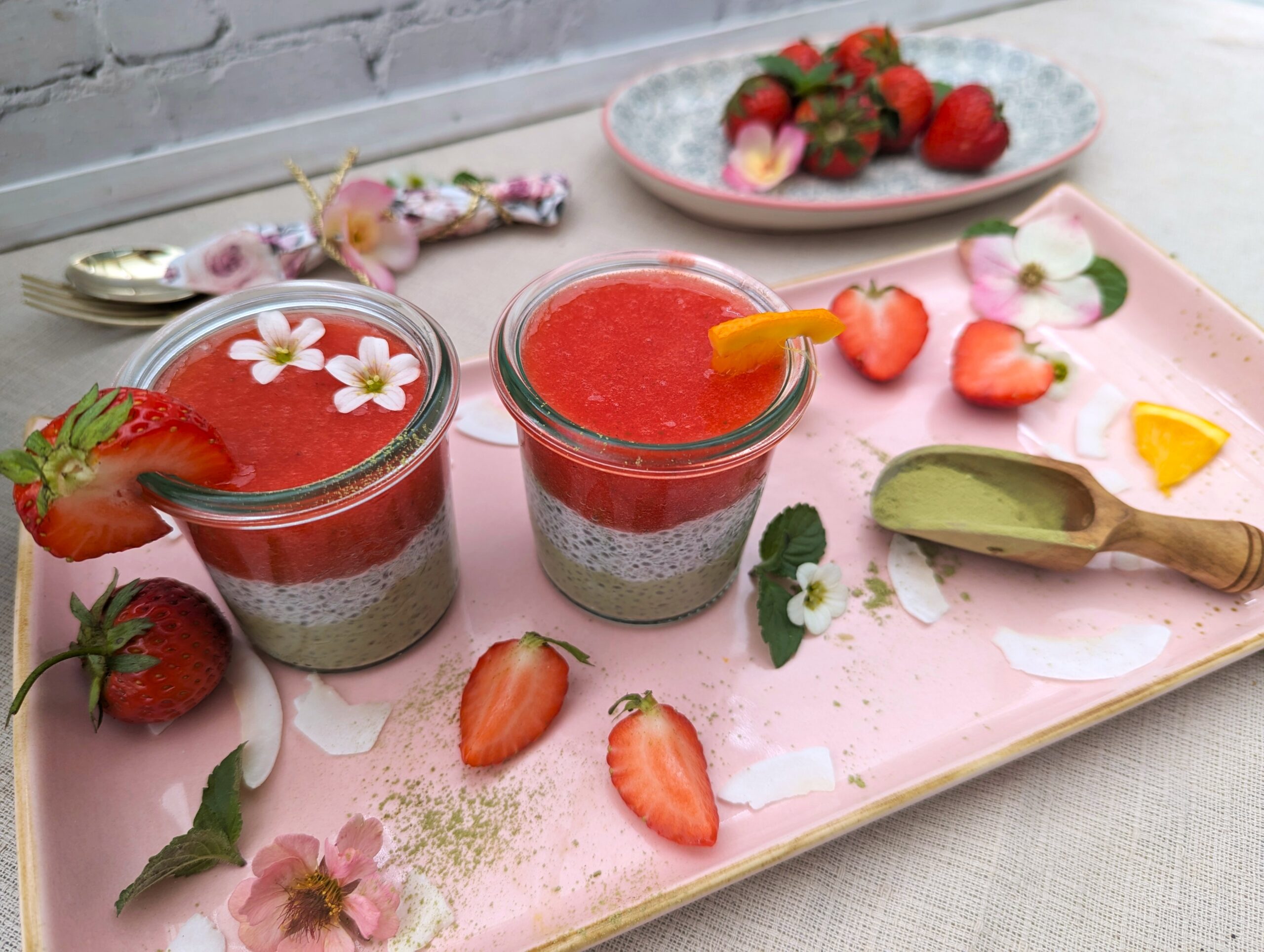 Erdbeer-Matcha-Kokospudding