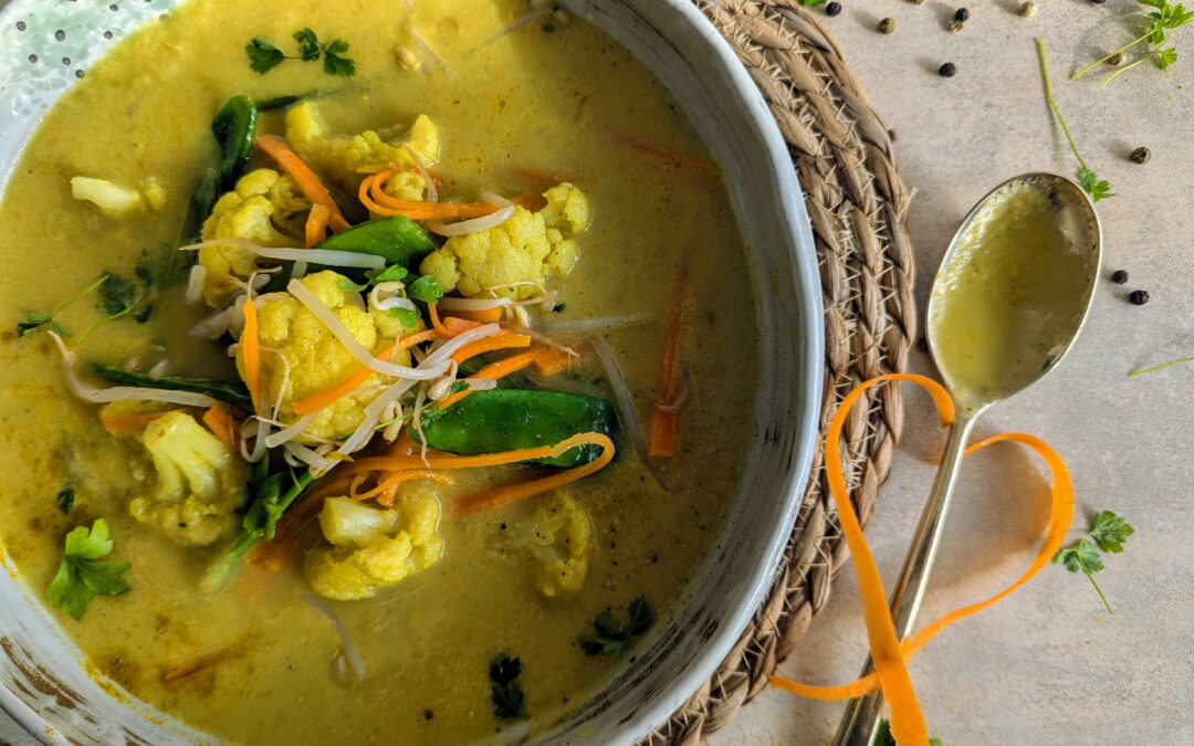 Asiatische Blumenkohl-Currysuppe