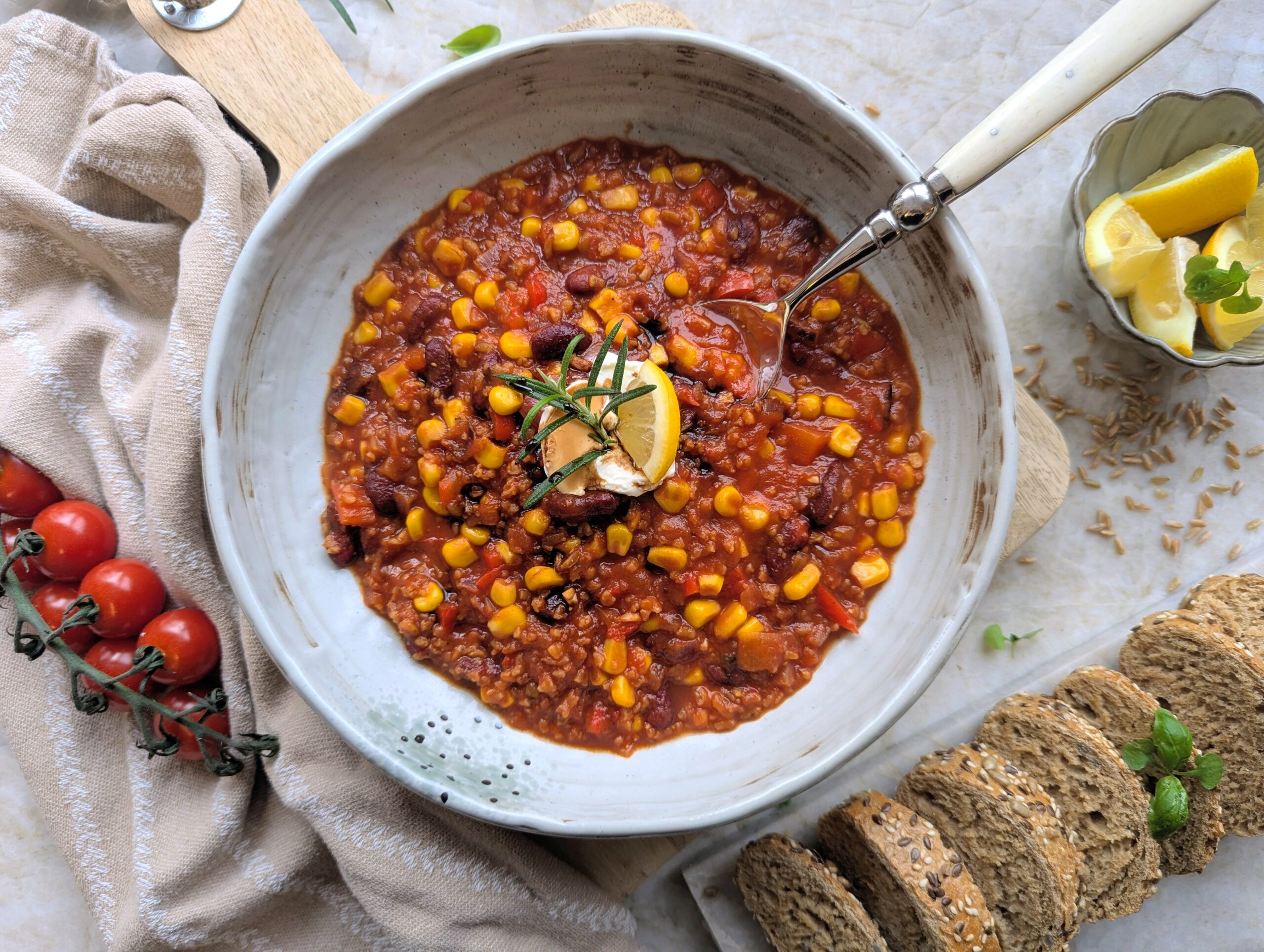 Dieses Chili sin Carne mit Grünkern ist würzig, nussig und unglaublich lecker. Der Grünkernschrot macht satt und liefert wertvolle Ballaststoffe sowie pflanzliches Eiweiß – ein vegetarisches Geschmackserlebnis, das glücklich macht!