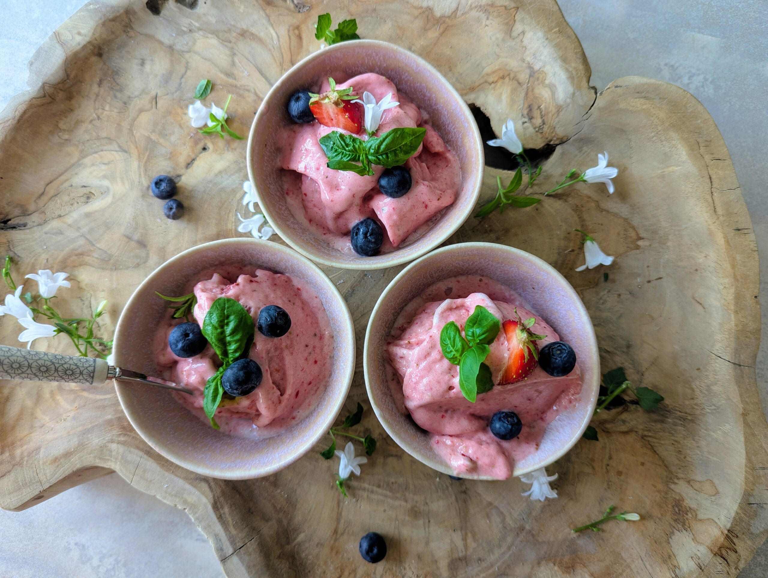 Diese Erdbeer-Nicecream ist mein Eishighlight des Sommers! Natürlicher Eisgenuss, frei von zugesetztem Zucker, fettarm, vitaminreich und unwiderstehlich gut. Ein Clean Eating Eis mit viel Energie und wenig Kalorien, so schmeckt der Sommer.