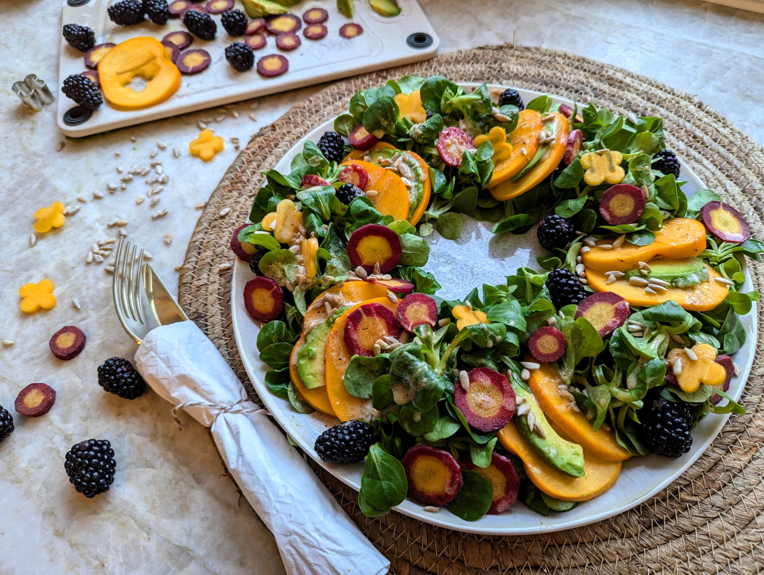 Ein Salat zum Verlieben! Mein Feldsalat mit Kaki bringt Sonne auf deinen Teller und versorgt dich mit einer Menge Beta-Carotin, Mineralstoffen und wertvollen Antioxidantien.