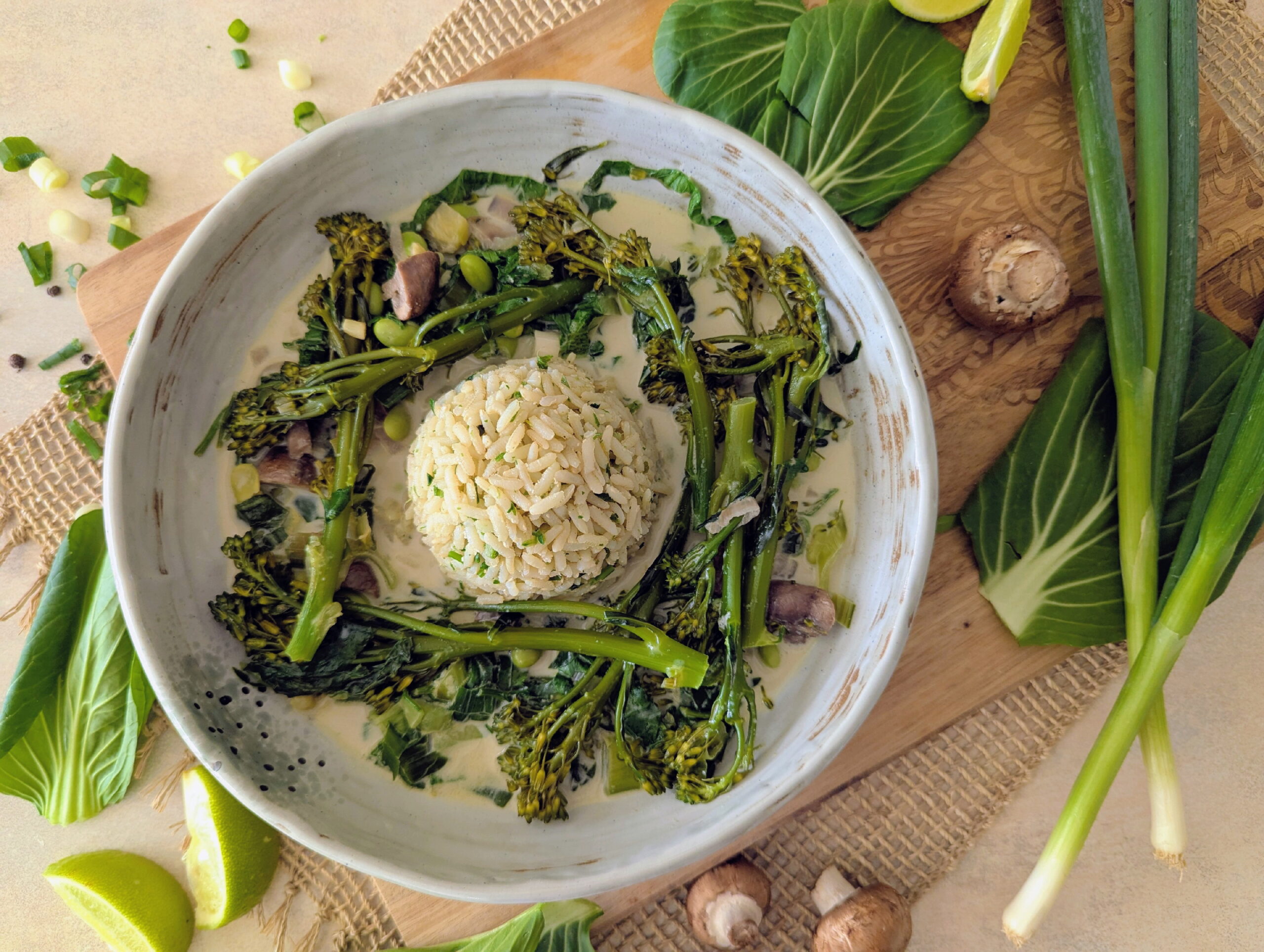 Eine farbenfrohe Bowl voller gesunder Zutaten – cremig, aromatisch und schnell zubereitet, ideal für ein leichtes Mittag- oder Abendessen.
