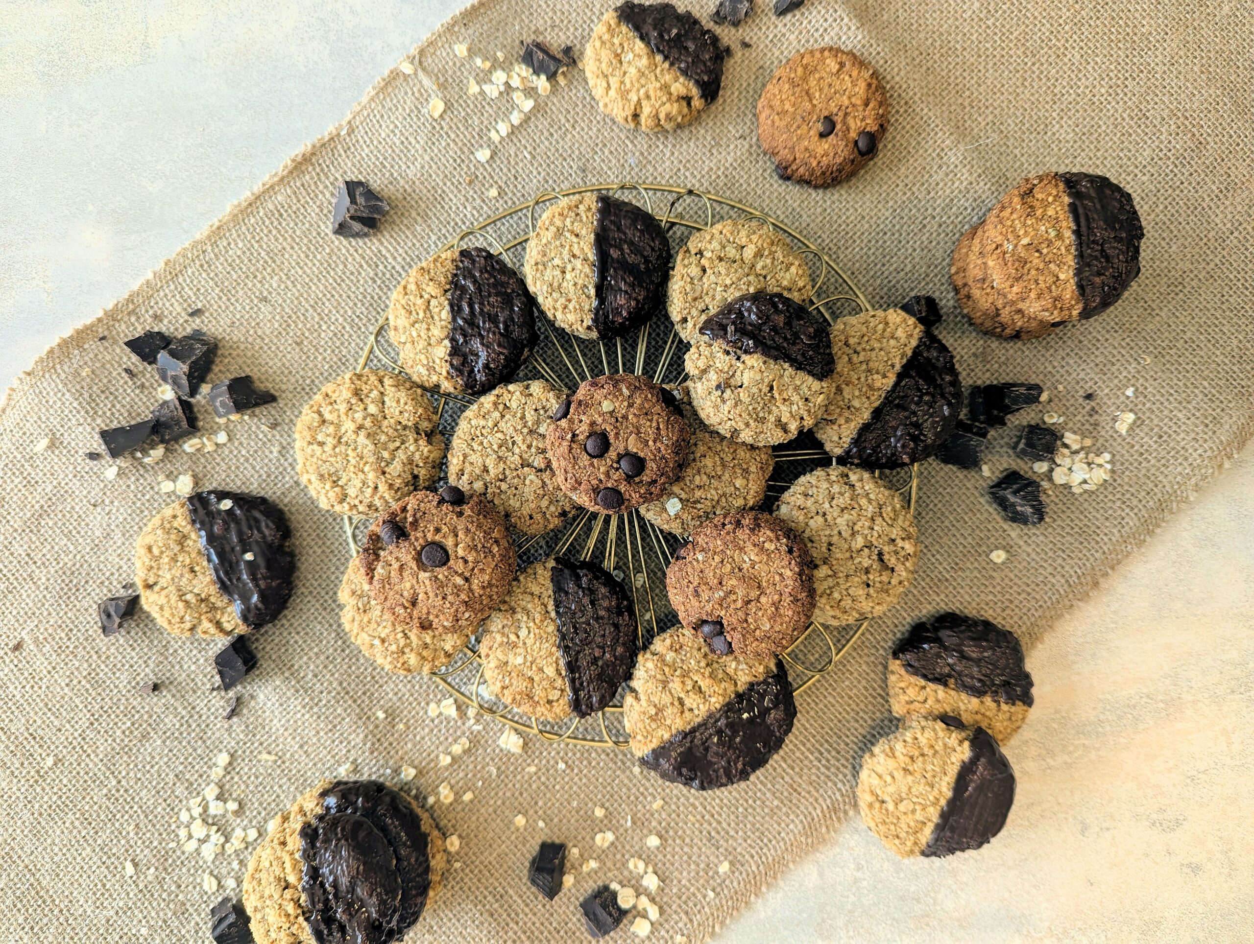Haferkekse.jpg – Kopie Lust auf gesunde Kekse? Diese glutenfreien und veganen Haferkekse sind das perfekte Rezept für alle, die gesunde Snacks lieben. Schnell zubereitet, voller Geschmack und ideal für unterwegs oder den kleinen Hunger zwischendurch.