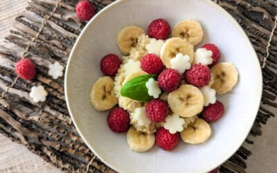 Hirsebrei mit frischen Früchten