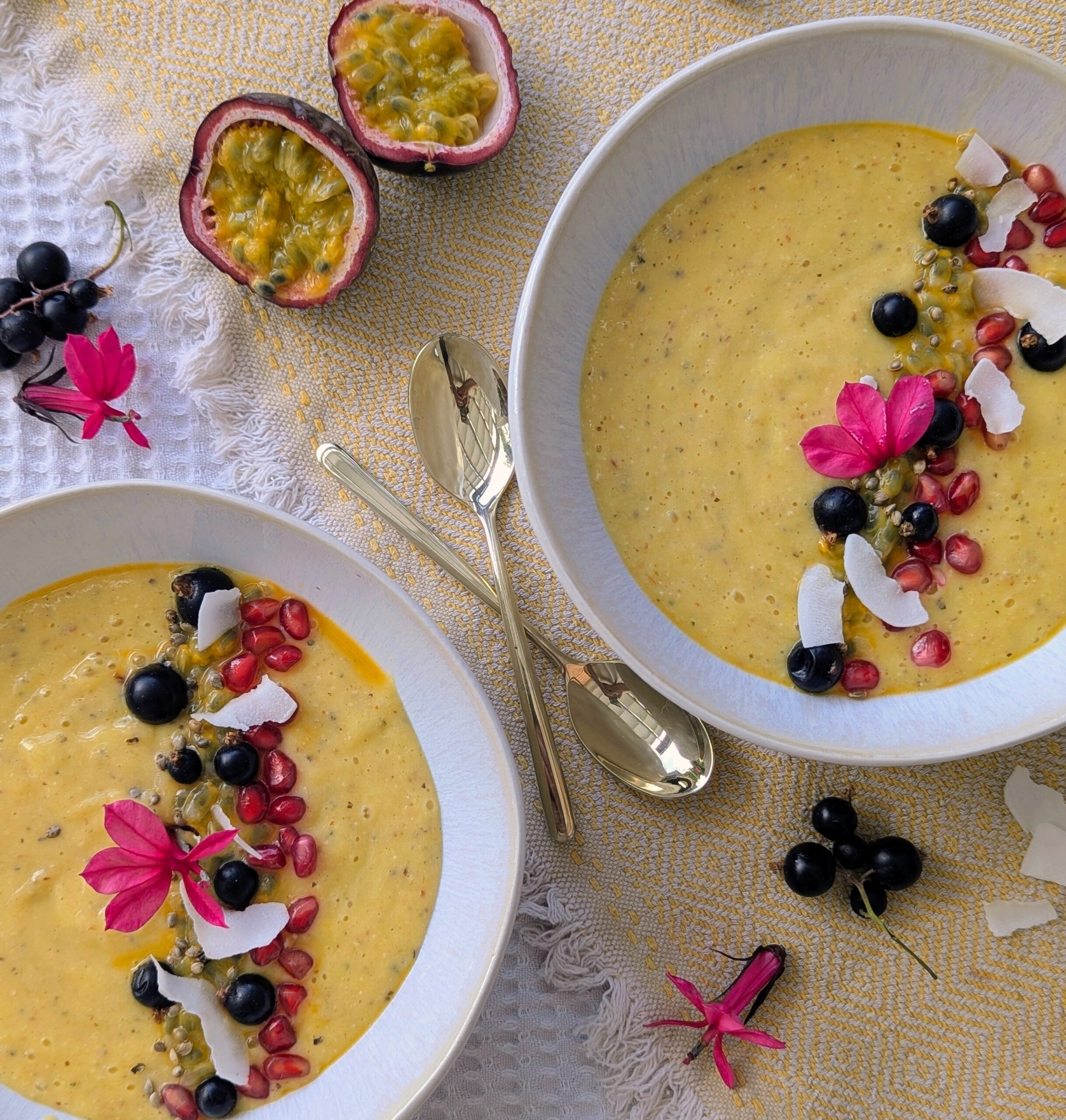 Träum dich mit meiner Mango-Frühstücks-Bowl direkt ins Paradies! Sie bringt dir Sonne, gute Laune und Energie direkt auf den Tisch. So fruchtig, cremig und gesund, dass du dir auch eine zweite Portion gönnen darfst.