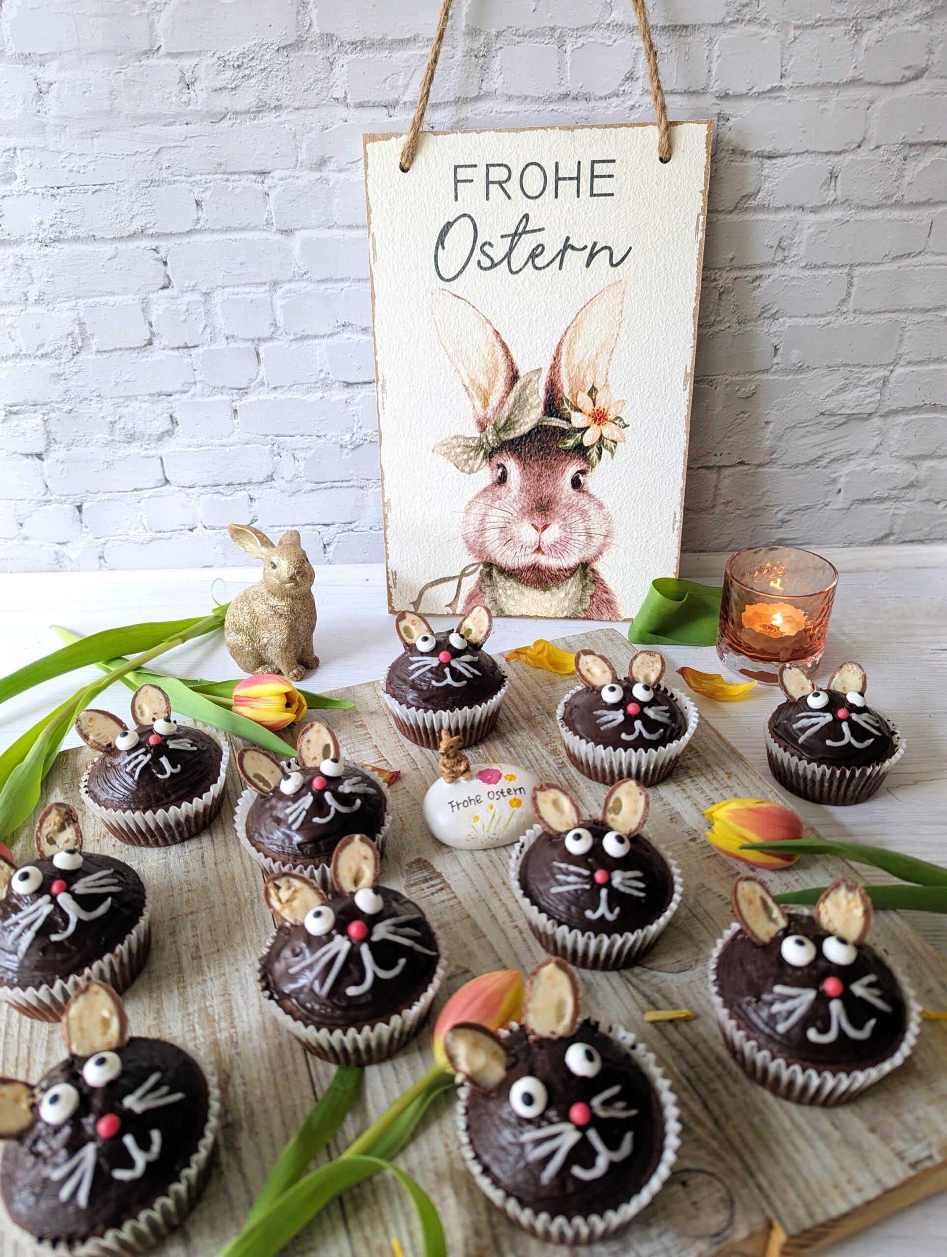 Oster-Muffins Diese schokoladigen Oster-Muffins sind schnell gebacken und ein liebevoller Hingucker für den Osterbrunch, die Kaffeetafel oder als süße Überraschung im Osternest.