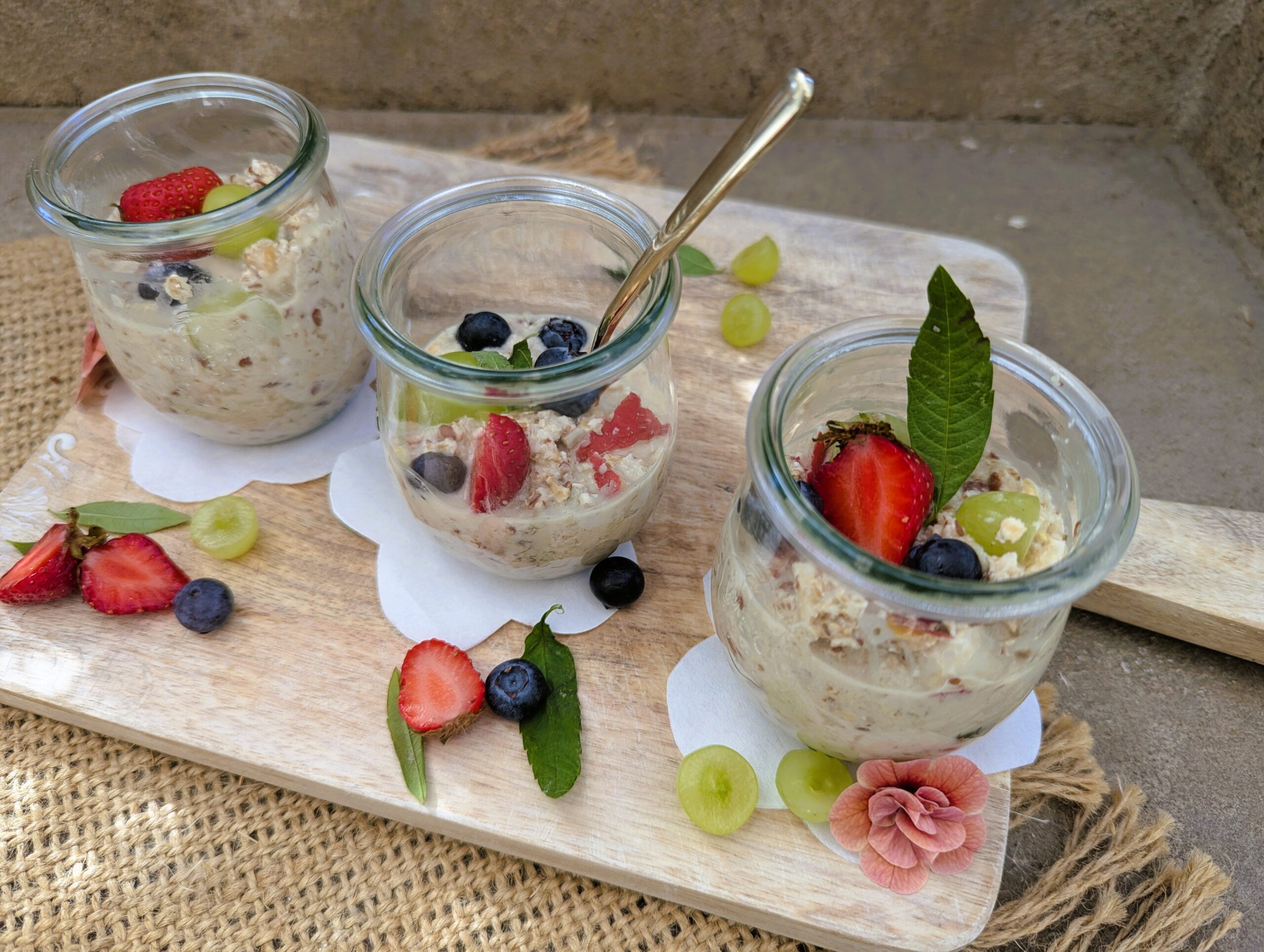Du möchtest gesund und energievoll in den Tag starten? Dann ist dieses Bircher-Müsli genau das Richtige für dich! Es sorgt für eine stabile Energiezufuhr, ist ballaststoffreich, magenfreundlich, reich an Vitaminen und Mineralstoffen und du kannst es ganz leicht selbst zubereiten.