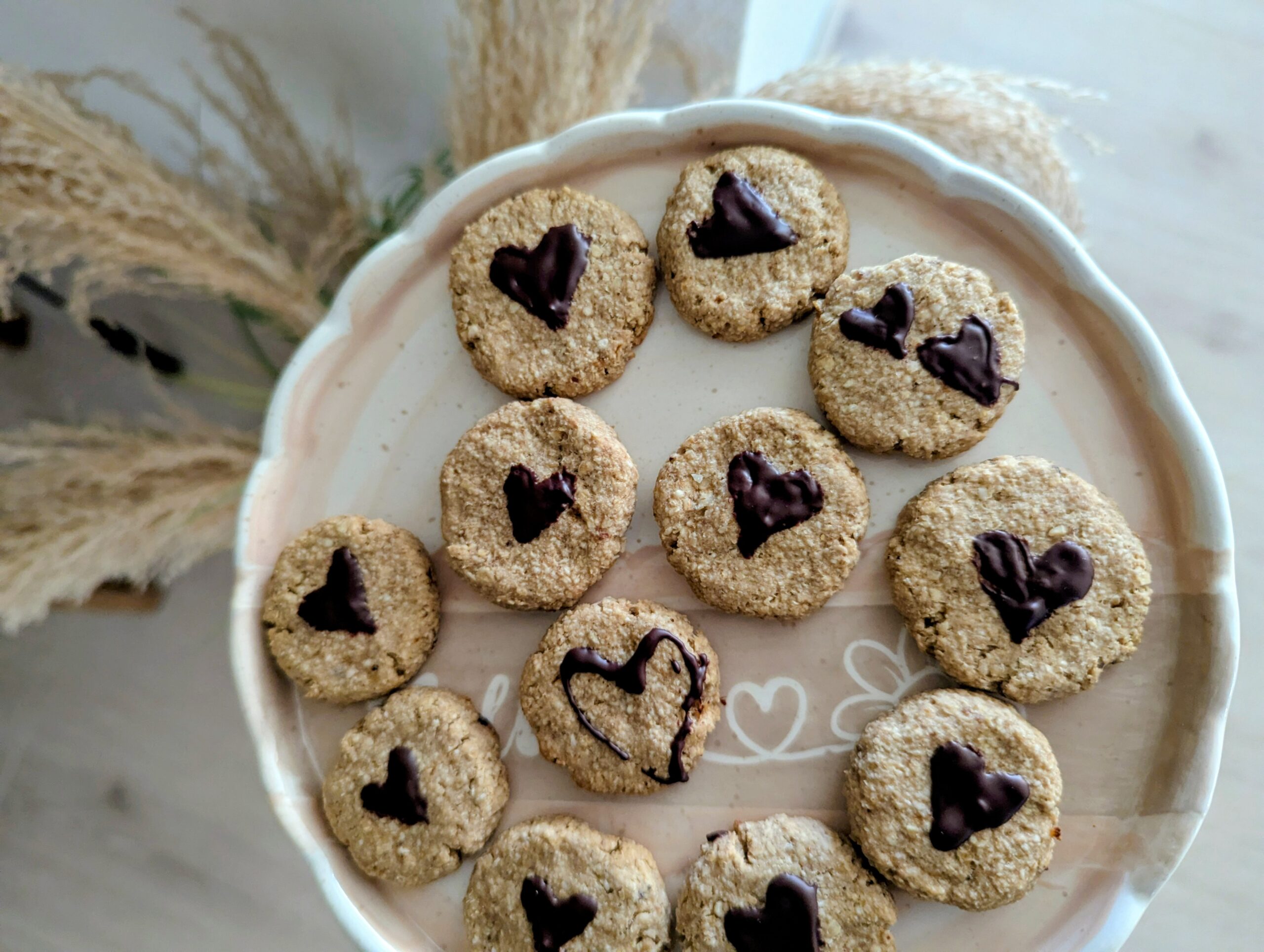 Lust auf gesunde Kekse? Diese glutenfreien und veganen Haferkekse sind das perfekte Rezept für alle, die gesunde Snacks lieben. Schnell zubereitet, voller Geschmack und ideal für unterwegs oder den kleinen Hunger.