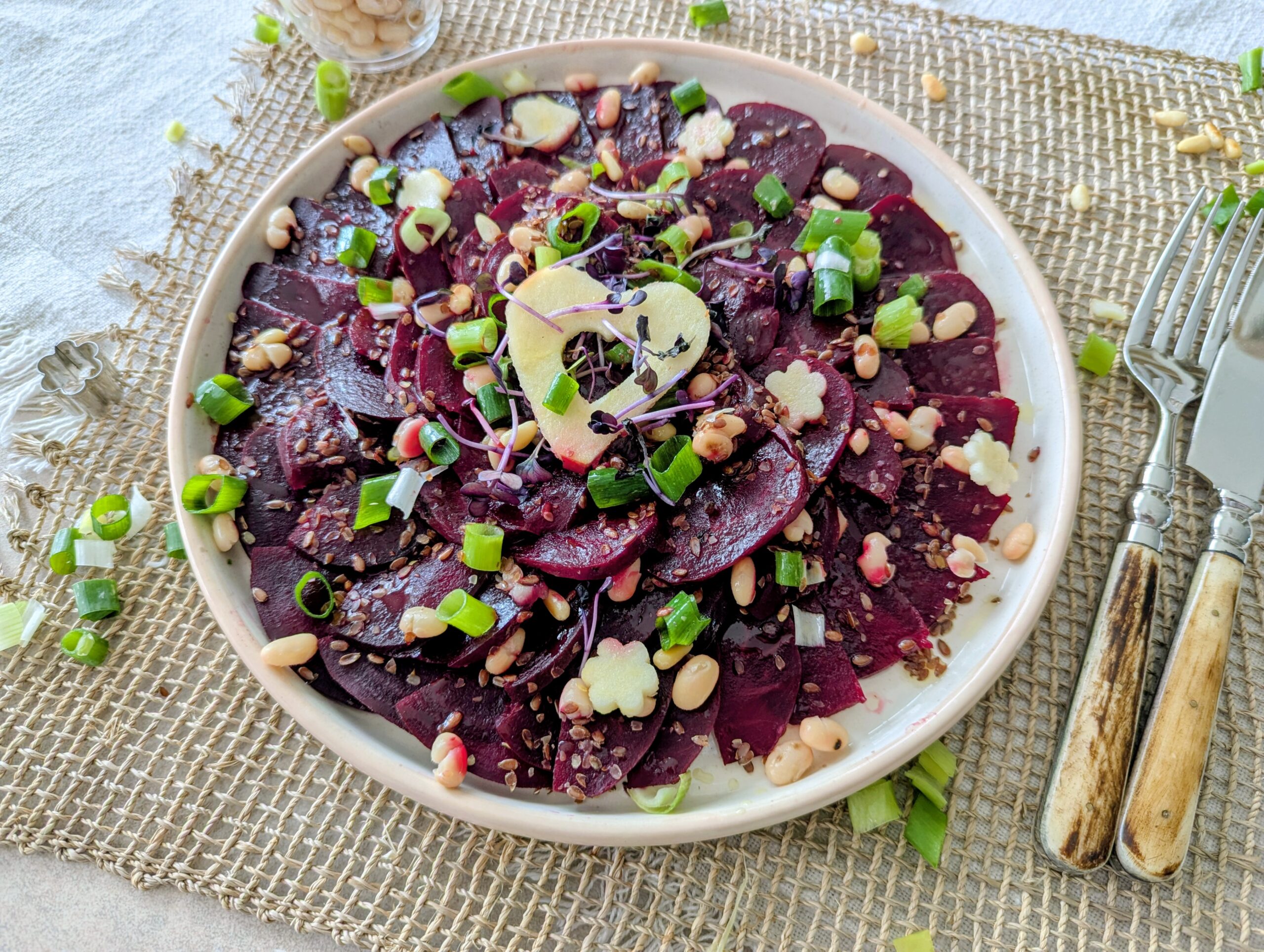 Hast du Lust auf was Einfaches, Gesundes - und trotzdem richtig Leckeres? Dann solltest du unbedingt meinen Rote-Beete-Salat mit weißen Bohnen probieren. Er ist schnell gemacht, erfrischt und bringt mit seiner Farbe auch noch gute Laune auf den Teller.