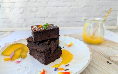 Saftige Brownies mit Mangomousse