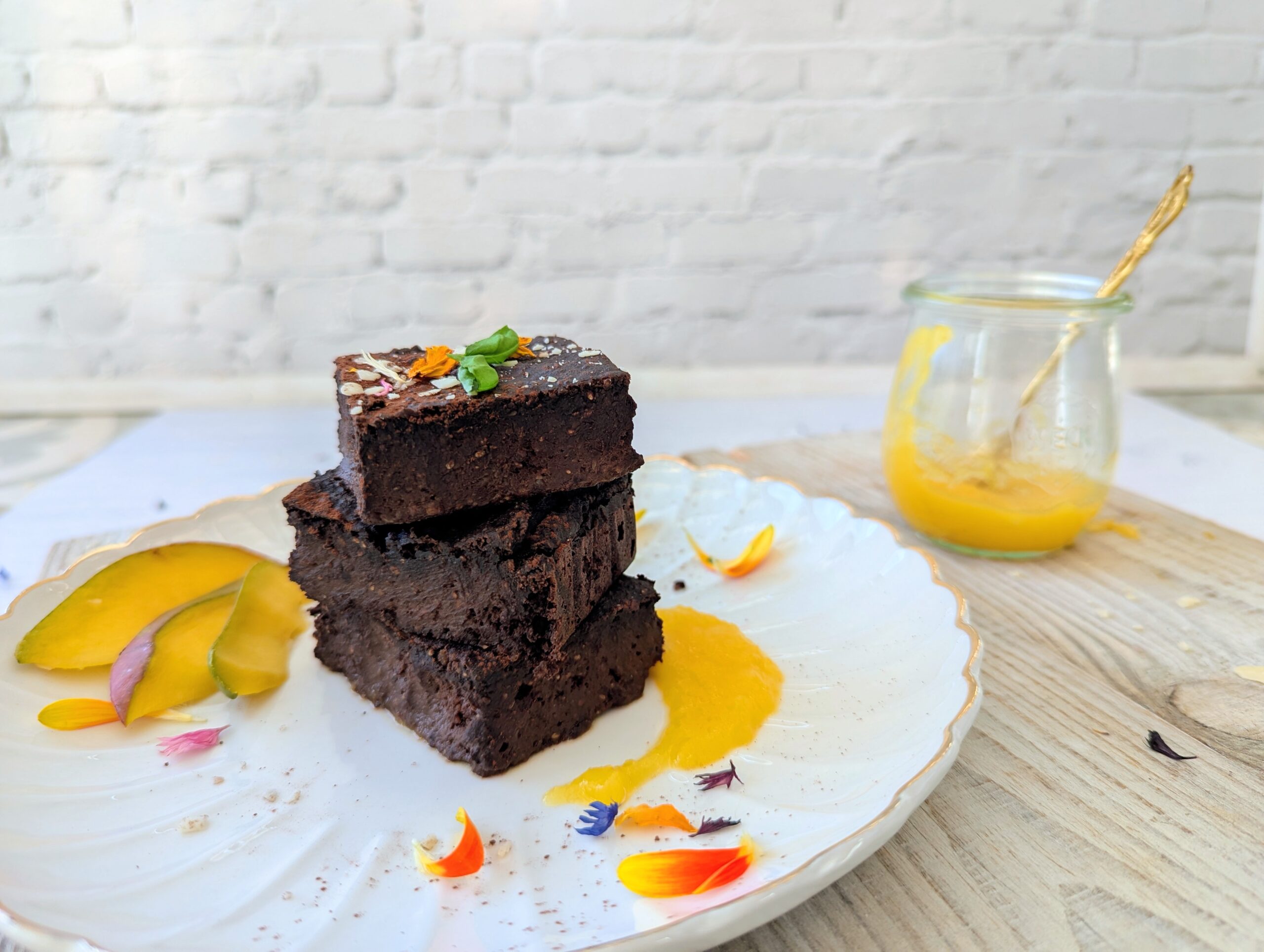 Saftige Brownies mit Mangomousse5 Meine saftigen Brownies mit Mangomousse sind der perfekte Mix aus Geschmack und guten Zutaten – glutenfrei, ohne raffinierten Zucker und mit einer Portion Eiweiß. Ideal für deinen bewussten Naschmoment, ganz ohne auf Geschmack verzichten zu müssen.