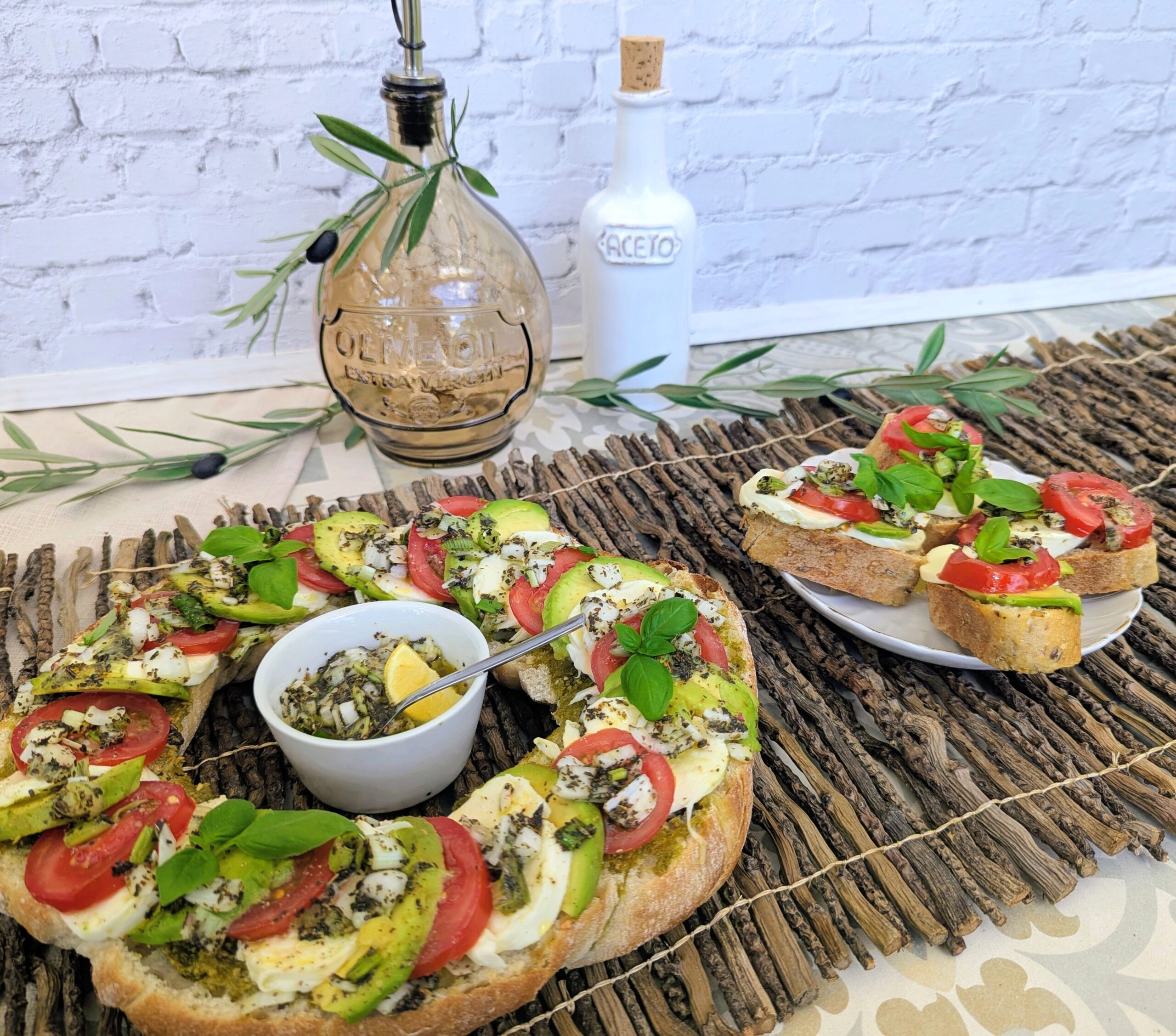 Diese sommerlichen Dinkel-Ciabatta-Häppchen mit frischer Zitronen-Basilikum-Marinade sind schnell gemacht und sorgen bei Gästen immer für Begeisterung. Ob als Brotzeit-Häppchen, Fingerfood für die nächste Feier oder einen gemütlichen Abend mit Freunden, sie passen einfach immer.