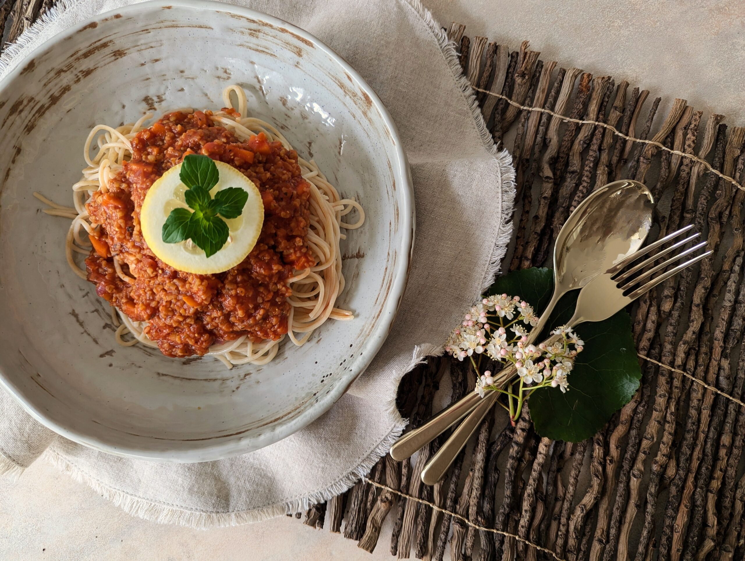 Diese vegane Alternative zur klassischen Bolognese wirst du lieben. Sie ist mit wenigen Zutaten schnell gemacht und versorgt dich mit wertvollen Vitaminen, Mineralstoffen und einer Menge Eiweiß.