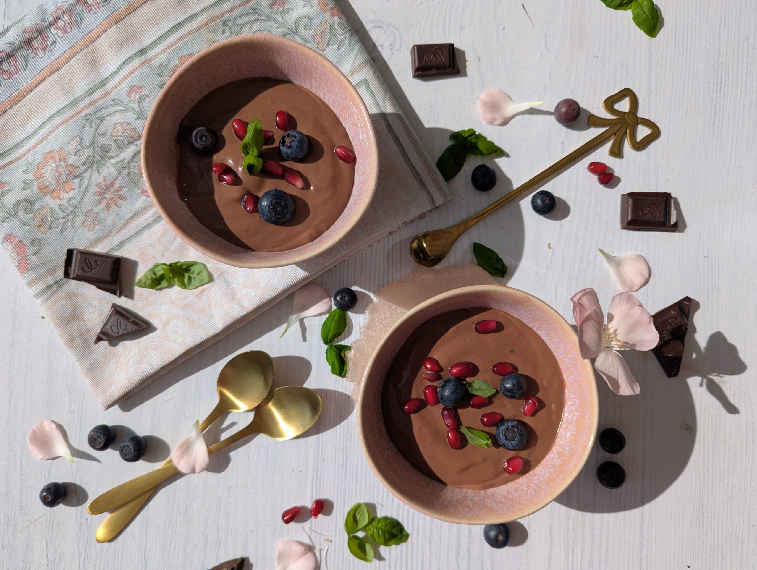 Cremiges Schokoladenmousse aus Seidentofu, Schokolade und Ahornsirup.